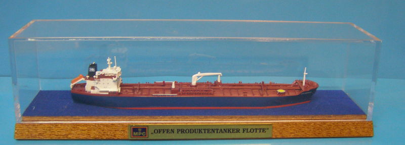 Tanker "CPO Germany" Offen Produktentanker MPC (1 St.) D 2008 von Modellbau Conrad in Vitrine